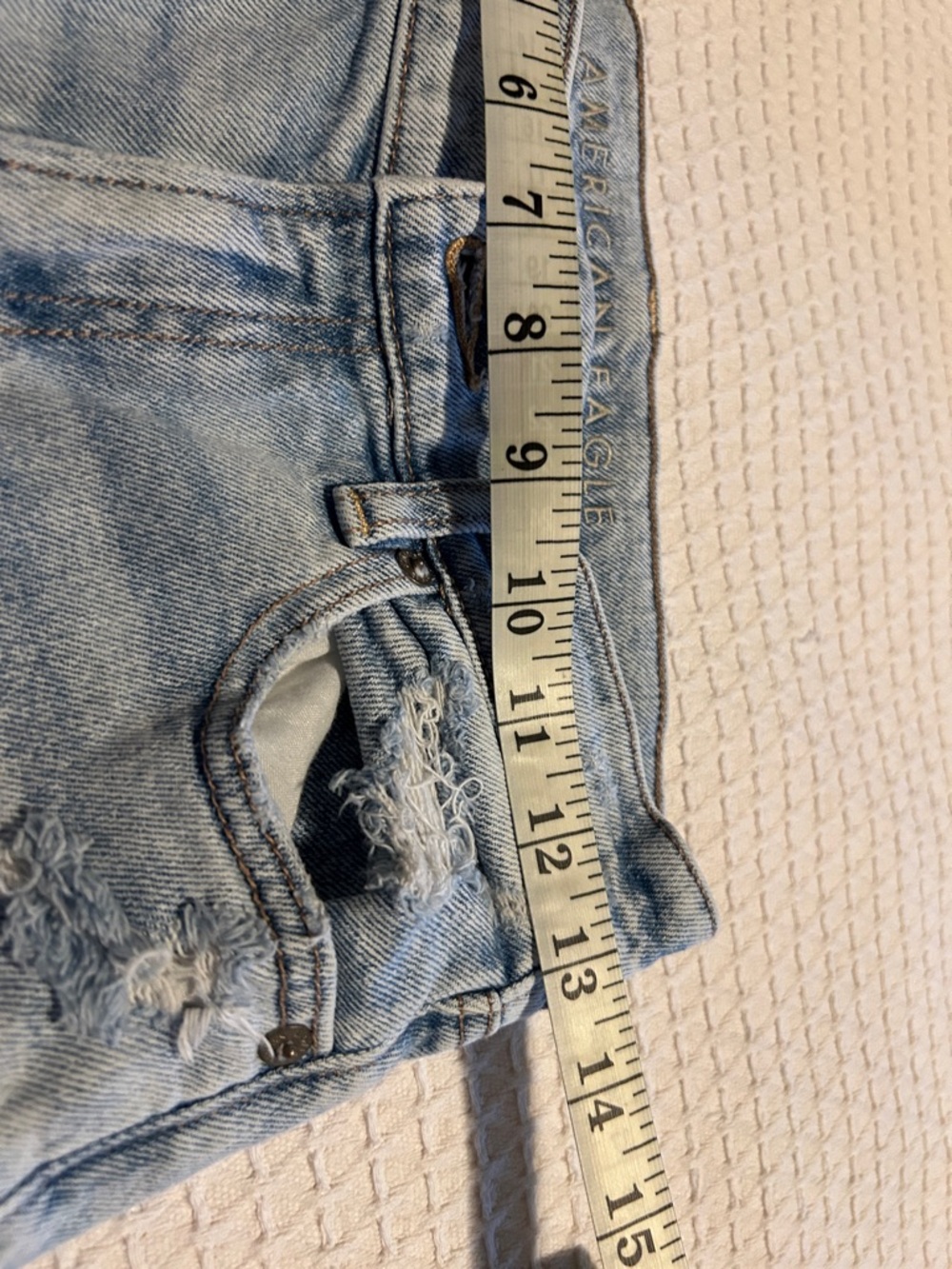 AEO Light Wash Distressed Jeans - Picture 4 of 9